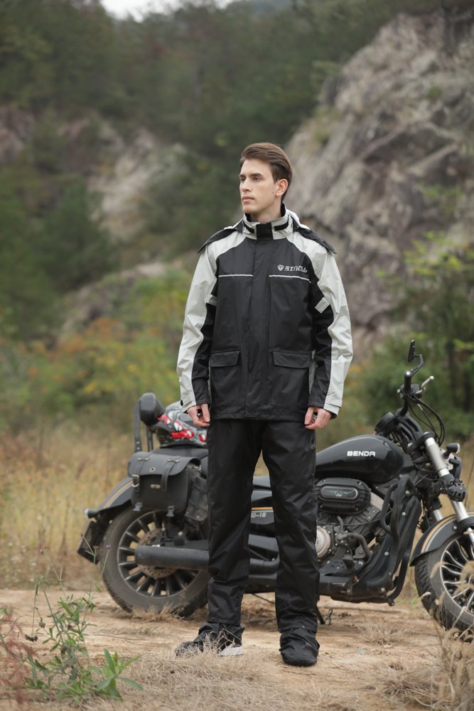 MOTOSINOLL SN-102B rain suit worn by a rider