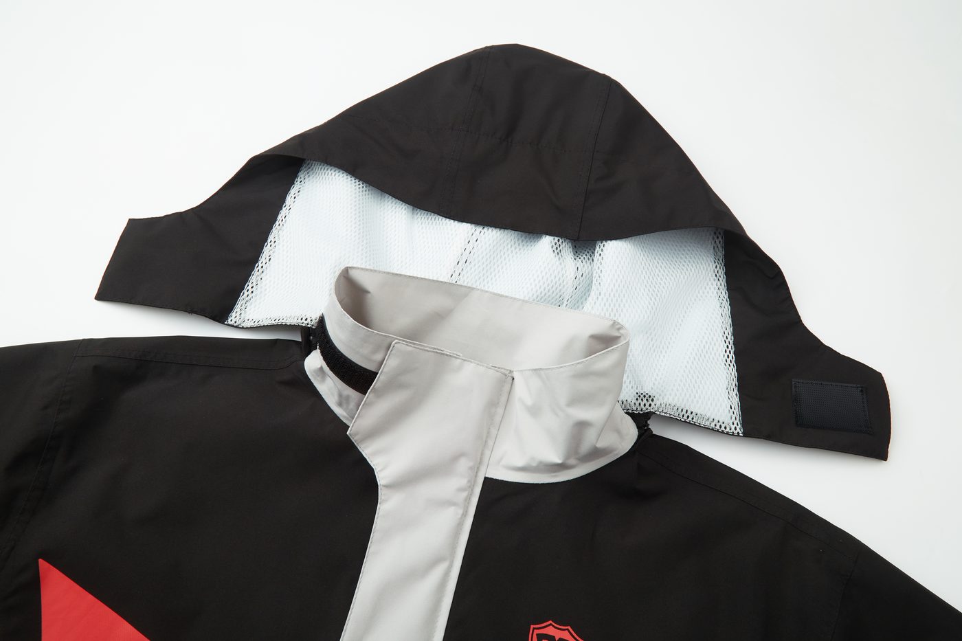 Mesh-lined hood with grey high collar and red accent panel